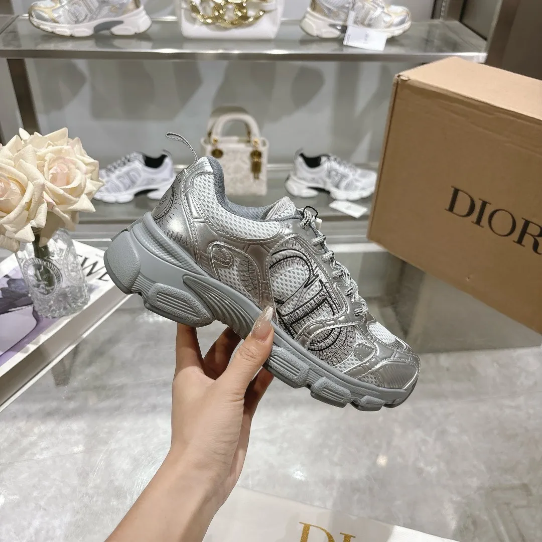 👟👟Ex-factory price 560👟👟 This Dior Chrono sneaker is a new product of the 2024 autumn ready-to-wear series, reinterpreting running shoes with Dior's high-end style. White mesh fabric is paired with nude and silver-toned laminated leather-effect panels, as well as CD logos on the sides, a star patch on the tongue and a Dior logo on the heel. Featuring tri-color laces, a lightweight sole and star embellishments for a casual look all year round. ✅Size: 35-40 ✅Packaging: With counter packaging and Dior outer box